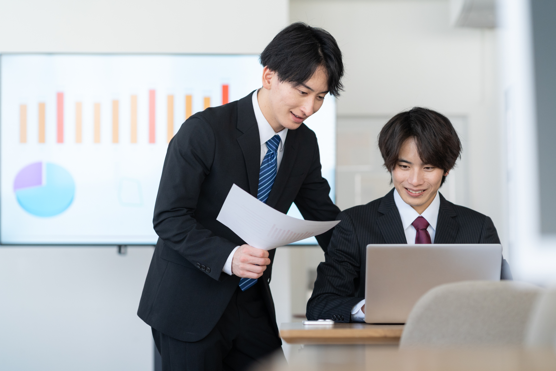 企業成長について資料を確認する若手社員