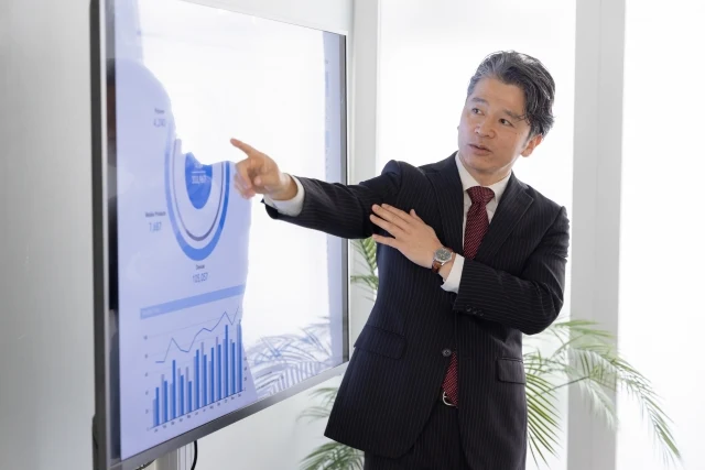 採用データを説明するコンサルタント