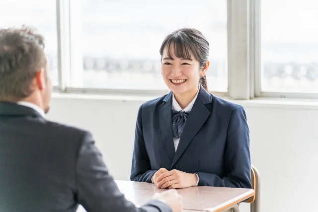 企業担当者と面談する高校生