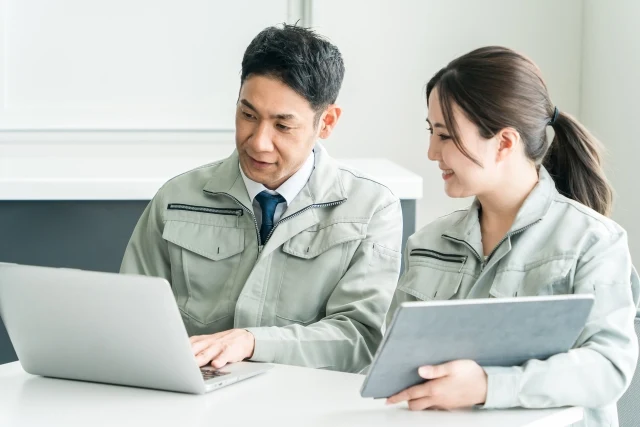 パソコンとタブレットを使う採用担当者