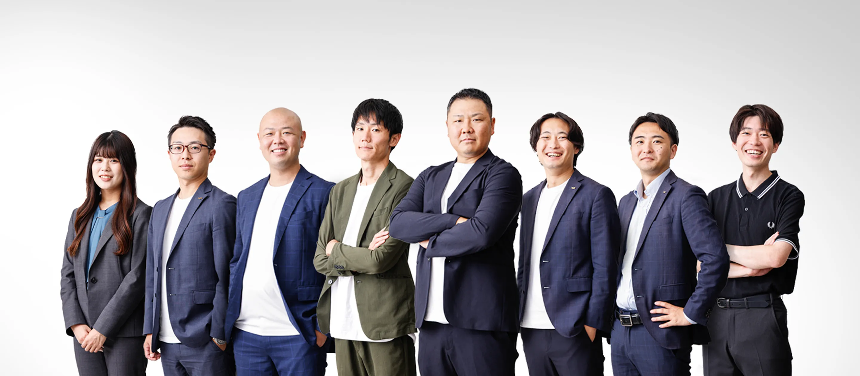 代表を中心に横に並ぶ社員たちの写真